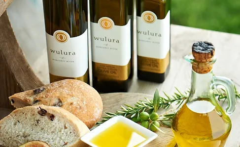 Wulura Olive Oil Table Setting