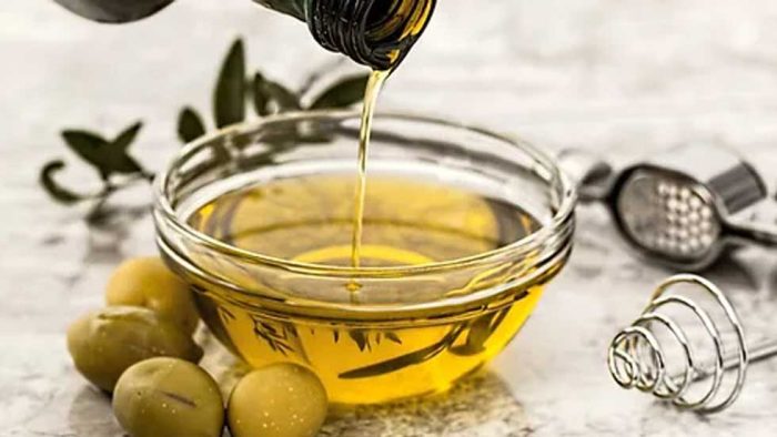 Wulura of Margaret-River-Ultra Premium Extra Virgin Olive Oil Pouring
